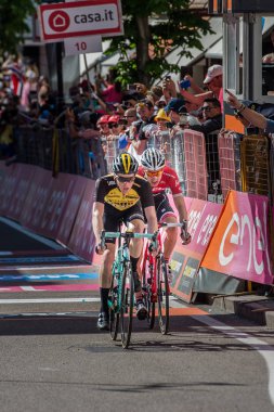 Ortisei, İtalya 25 Mayıs 2017: Profesyonel bisikletçi yorgun bitiş çizgisine Ortisei bitirmek tur İtalya, 2017 sert dağına aşaması sonra geçer.