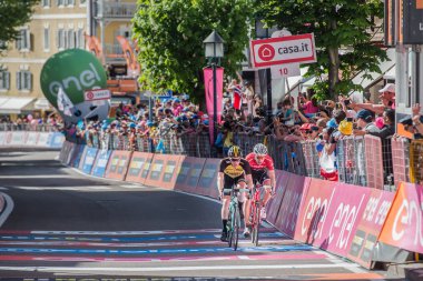 Ortisei, İtalya 25 Mayıs 2017: Profesyonel bisikletçi yorgun bitiş çizgisine Ortisei bitirmek tur İtalya, 2017 sert dağına aşaması sonra geçer.