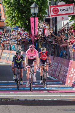 Ortisei, İtalya 25 Mayıs 2017: Profesyonel bisikletçiler Vincenzo Nibali, Tom Doumulin, Nairo Quintana yorgun bitiş çizgisine İtalya tur 2017 sert dağına aşamadan sonra geçer.