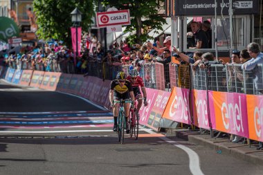 Ortisei, İtalya 25 Mayıs 2017: Profesyonel bisikletçi yorgun bitiş çizgisine Ortisei bitirmek tur İtalya, 2017 sert dağına aşaması sonra geçer.