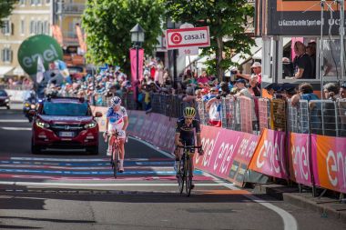 Ortisei, İtalya 25 Mayıs 2017: Profesyonel bisikletçi yorgun bitiş çizgisine Ortisei bitirmek tur İtalya, 2017 sert dağına aşaması sonra geçer.