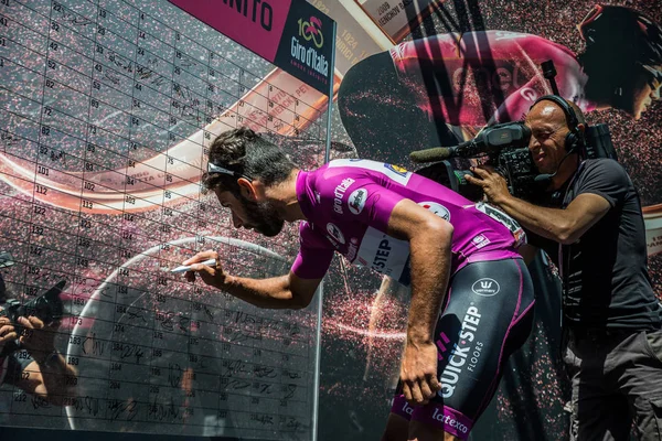 イタリア モエナ 2017 プロフェッショナル サイクリスト フェルナンド Gaviria イタリア 2017 ツアーのドロミテの堅い山ステージの出発前に表彰台の署名に — ストック写真
