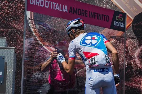 イタリア ツアーの版数 100 でドロミテの堅い山ステージ出発前に表彰台の署名のイタリア モエナ 2017 プロフェッショナル サイクリスト — ストック写真