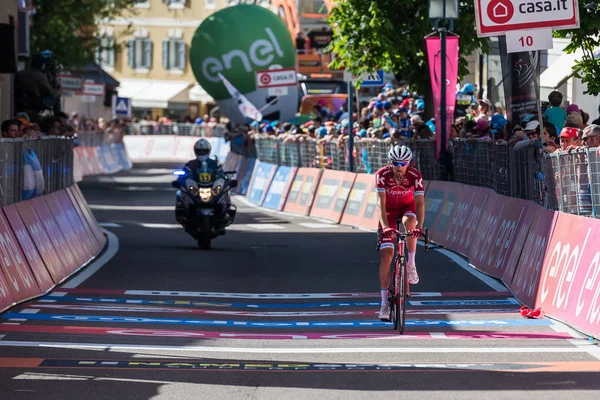 Ortisei Italia Mayo 2017 Ciclista Profesional Agotado Pasa Línea Meta — Foto de Stock