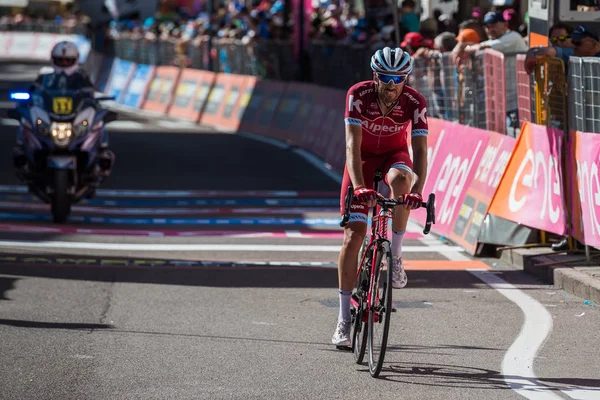 Ortisei Italia Mayo 2017 Ciclista Profesional Agotado Pasa Línea Meta — Foto de Stock