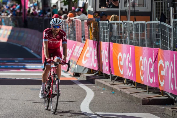 Ortisei Italia Mayo 2017 Ciclista Profesional Agotado Pasa Línea Meta — Foto de Stock