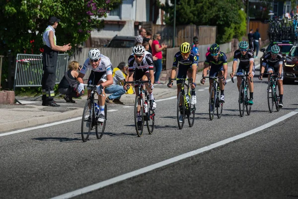 Ortisei, İtalya 25 Mayıs 2017: Bob Jungels bir tur İtalya 2017 Dağ etapları hızlı bir iniş sırasında beyaz mayoyu profesyonel bisikletçiler, grupla.