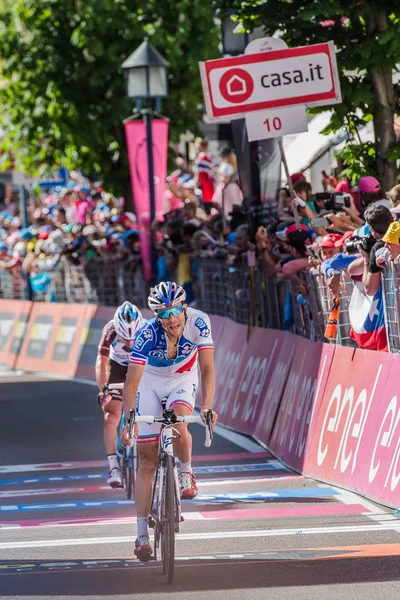 Ortisei Italia Mayo 2017 Ciclista Profesional Agotado Pasa Línea Meta — Foto de Stock