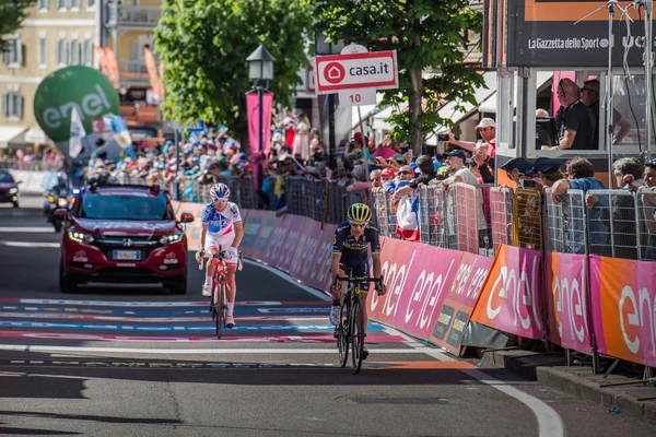 Ortisei, İtalya 25 Mayıs 2017: Profesyonel bisikletçi yorgun bitiş çizgisine Ortisei bitirmek tur İtalya, 2017 sert dağına aşaması sonra geçer.