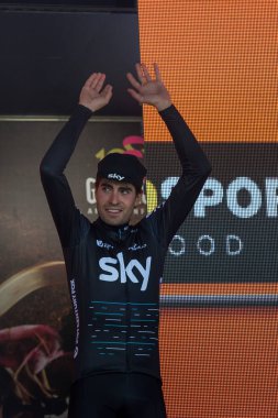 Piancavallo, İtalya 26 Mayıs 2017: Mikel Landa, gökyüzü takım, podyumda gün tur İtalya 2017 aşamada onun zaferi Piancavallo'da kutluyor.