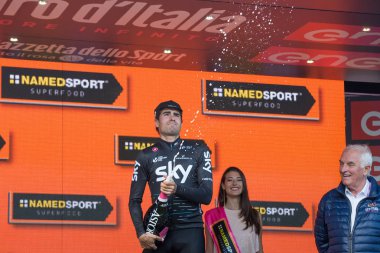 Piancavallo, İtalya 26 Mayıs 2017: Mikel Landa, gökyüzü takım, podyumda gün tur İtalya 2017 aşamada onun zaferi Piancavallo'da kutluyor.