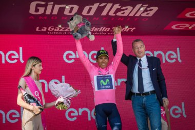 Piancavallo, İtalya 26 Mayıs 2017: Nairo Quintana (Movistar takım), pembe Jersey Piancavallo içinde bitirmek tur İtalya, 2017 sert dağına aşaması sonra podyumda en iyi binici.