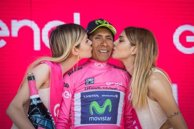 Piancavallo, İtalya 26 Mayıs 2017: Nairo Quintana (Movistar takım), pembe Jersey Piancavallo içinde bitirmek tur İtalya, 2017 sert dağına aşaması sonra podyumda en iyi binici.