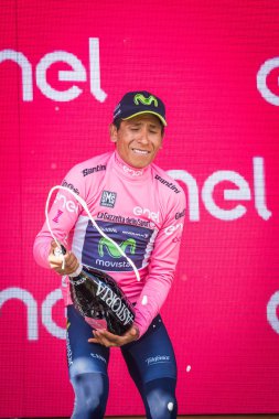 Piancavallo, İtalya 26 Mayıs 2017: Nairo Quintana (Movistar takım), pembe Jersey Piancavallo içinde bitirmek tur İtalya, 2017 sert dağına aşaması sonra podyumda en iyi binici.