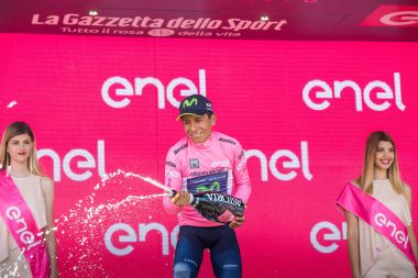 Piancavallo, İtalya 26 Mayıs 2017: Nairo Quintana (Movistar takım), pembe Jersey Piancavallo içinde bitirmek tur İtalya, 2017 sert dağına aşaması sonra podyumda en iyi binici.