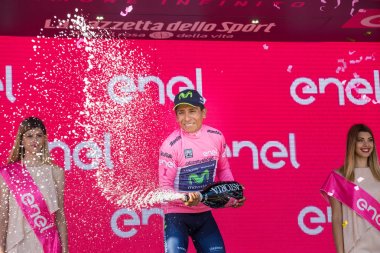 Piancavallo, İtalya 26 Mayıs 2017: Nairo Quintana (Movistar takım), pembe Jersey Piancavallo içinde bitirmek tur İtalya, 2017 sert dağına aşaması sonra podyumda en iyi binici.