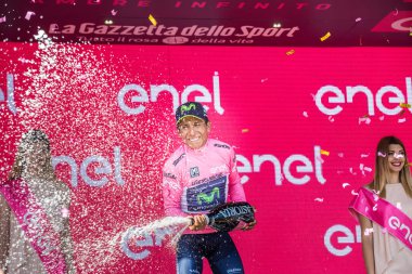 Piancavallo, İtalya 26 Mayıs 2017: Nairo Quintana (Movistar takım), pembe Jersey Piancavallo içinde bitirmek tur İtalya, 2017 sert dağına aşaması sonra podyumda en iyi binici.