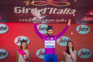 Piancavallo, İtalya 26 Mayıs 2017: İtalya tur 2017 ile yokuş yukarı varıştan Piancavallo bir sert dağına aşamadan sonra podyumda en iyi Sprinterlerin mor Jersey'deki Fernando Gaviria.