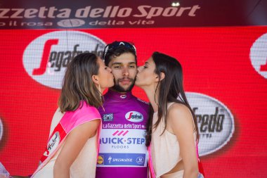 Piancavallo, İtalya 26 Mayıs 2017: İtalya tur 2017 ile yokuş yukarı varıştan Piancavallo bir sert dağına aşamadan sonra podyumda en iyi Sprinterlerin mor Jersey'deki Fernando Gaviria.