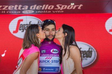 Piancavallo, İtalya 26 Mayıs 2017: İtalya tur 2017 ile yokuş yukarı varıştan Piancavallo bir sert dağına aşamadan sonra podyumda en iyi Sprinterlerin mor Jersey'deki Fernando Gaviria.