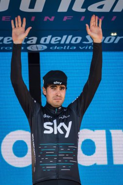 Piancavallo, İtalya 26 Mayıs 2017: Mikel Landa, gökyüzü takım, podyumda gün tur İtalya 2017 aşamada onun zaferi Piancavallo'da kutluyor.