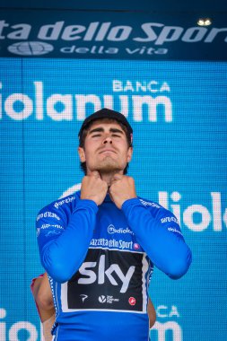 Piancavallo, İtalya 26 Mayıs 2017: Mikel Landa, en iyi tırmanıcı, olarak Mavi mayo podyumda gün tur İtalya 2017 aşamada zafer Piancavallo'da kutluyor.