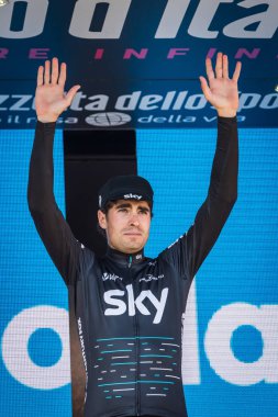Piancavallo, İtalya 26 Mayıs 2017: Mikel Landa, gökyüzü takım, podyumda gün tur İtalya 2017 aşamada onun zaferi Piancavallo'da kutluyor.