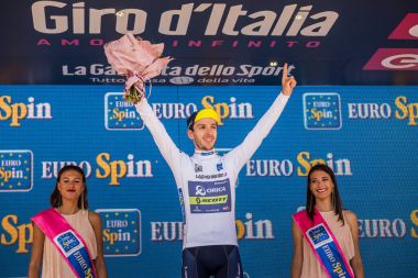 Piancavallo, İtalya 26 Mayıs 2017: Adam Yates, beyaz mayoyu İtalya tur 2017 ile yokuş yukarı varıştan Piancavallo bir sert dağına aşamadan sonra podyumda genç binici.