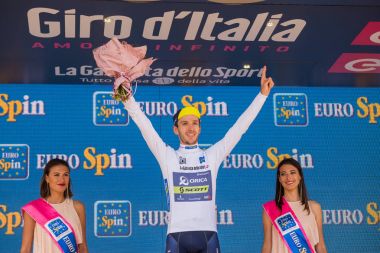 Piancavallo, İtalya 26 Mayıs 2017: Adam Yates, beyaz mayoyu İtalya tur 2017 ile yokuş yukarı varıştan Piancavallo bir sert dağına aşamadan sonra podyumda genç binici.