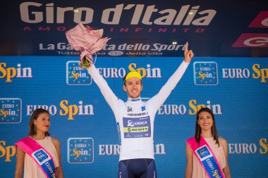 Piancavallo, İtalya 26 Mayıs 2017: Adam Yates, beyaz mayoyu İtalya tur 2017 ile yokuş yukarı varıştan Piancavallo bir sert dağına aşamadan sonra podyumda genç binici.