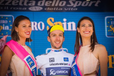 Piancavallo, İtalya 26 Mayıs 2017: Adam Yates, beyaz mayoyu İtalya tur 2017 ile yokuş yukarı varıştan Piancavallo bir sert dağına aşamadan sonra podyumda genç binici.