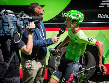 San Candido, İtalya 26 Mayıs 2017: Profesyonel bisikletçi Davide Fromolo, sert dağ Sahne Alanı'nda İtalya 2017, Tur Dolomites ayrılmasından önce bir mülakat sırasında Cannondale Drapac takım.