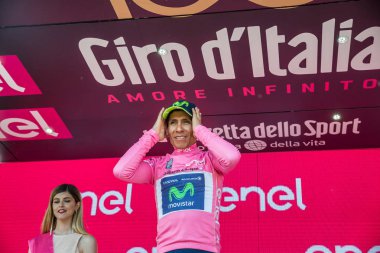 Piancavallo, İtalya 26 Mayıs 2017: Nairo Quintana (Movistar takım), pembe Jersey Piancavallo içinde bitirmek tur İtalya, 2017 sert dağına aşaması sonra podyumda en iyi binici.