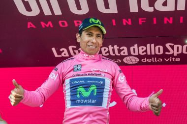 Piancavallo, İtalya 26 Mayıs 2017: Nairo Quintana (Movistar takım), pembe Jersey Piancavallo içinde bitirmek tur İtalya, 2017 sert dağına aşaması sonra podyumda en iyi binici.