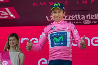 Piancavallo, İtalya 26 Mayıs 2017: Nairo Quintana (Movistar takım), pembe Jersey Piancavallo içinde bitirmek tur İtalya, 2017 sert dağına aşaması sonra podyumda en iyi binici.