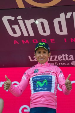 Piancavallo, İtalya 26 Mayıs 2017: Nairo Quintana (Movistar takım), pembe Jersey Piancavallo içinde bitirmek tur İtalya, 2017 sert dağına aşaması sonra podyumda en iyi binici.