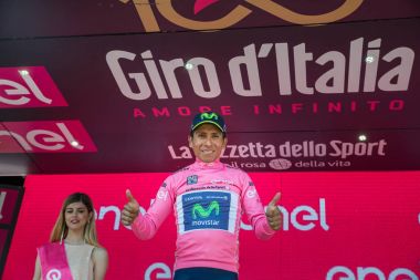 Piancavallo, İtalya 26 Mayıs 2017: Nairo Quintana (Movistar takım), pembe Jersey Piancavallo içinde bitirmek tur İtalya, 2017 sert dağına aşaması sonra podyumda en iyi binici.
