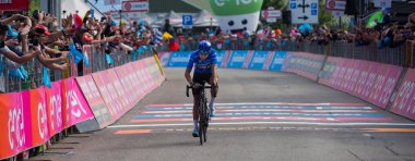 Piancavallo, İtalya 26 Mayıs 2017: Mikel Landa, gökyüzü takım, bitiş çizgisine geçmek ve İtalya tur 2017 dağ sahne alanı ile varış Piancavallo'da kazanır.