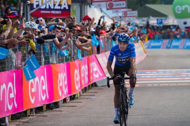Piancavallo, İtalya 26 Mayıs 2017: Mikel Landa, gökyüzü takım, bitiş çizgisine geçmek ve İtalya tur 2017 dağ sahne alanı ile varış Piancavallo'da kazanır.