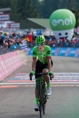 Piancavallo, İtalya 26 Mayıs 2017: Profesyonel bisikletçi Pierre Rolland, Cannondale takım, yorgun bitiş çizgisine İtalya tur 2017 sert dağına aşamadan sonra geçer.