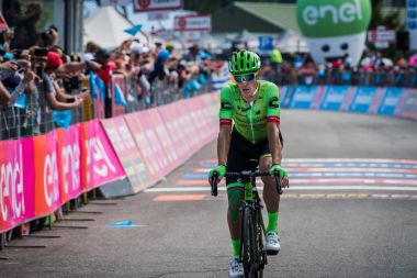 Piancavallo, İtalya 26 Mayıs 2017: Profesyonel bisikletçi Pierre Rolland, Cannondale takım, yorgun bitiş çizgisine İtalya tur 2017 sert dağına aşamadan sonra geçer.