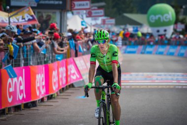 Piancavallo, İtalya 26 Mayıs 2017: İtalya tur 2017 olan bir yokuş yukarı bir sert dağına sahne bitirdikten sonra Piancavallo içinde profesyonel bisikletçi yorgun bitiş çizgisine geçer.