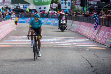 Piancavallo, İtalya 26 Mayıs 2017: İtalya tur 2017 olan bir yokuş yukarı bir sert dağına sahne bitirdikten sonra Piancavallo içinde profesyonel bisikletçi yorgun bitiş çizgisine geçer.