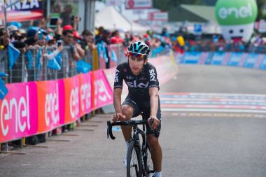 Piancavallo, İtalya 26 Mayıs 2017: İtalya tur 2017 olan bir yokuş yukarı bir sert dağına sahne bitirdikten sonra Piancavallo içinde profesyonel bisikletçi yorgun bitiş çizgisine geçer.