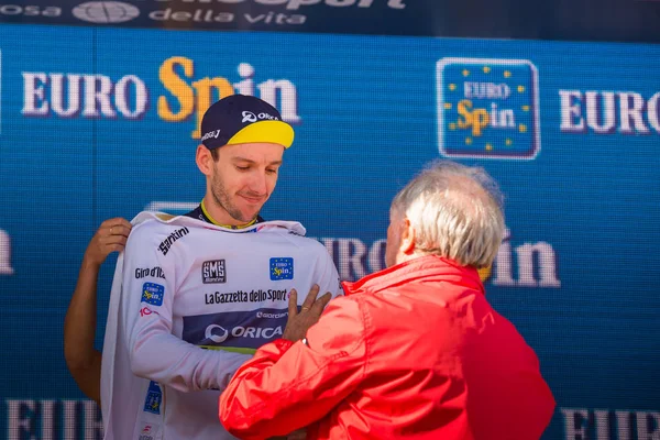 イタリア 2017 アダム Yates 表彰台仕様で上り坂に到着するとイタリア 2017 ツアーの難しいモンテインの段階の後に 若いライダーの白のジャージで — ストック写真