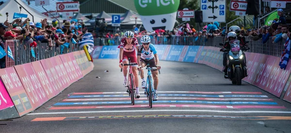 Piancavallo Italia Mayo 2017 Grupo Ciclistas Profesionales Agotado Pasa Línea — Foto de Stock