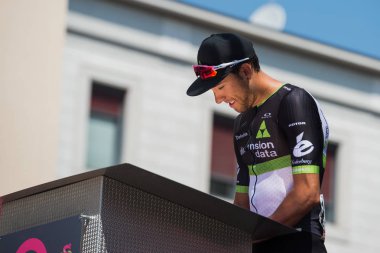 Pordenone, İtalya 27 Mayıs 2017: Profesyonel bisikletçiler önce hareket İtalya tur 2017 zor dağ Sahne Podyum imzalar hakkında.