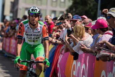 Pordenone, İtalya 27 Mayıs 2017: Profesyonel bisikletçi podyum imzalar başlamadan önce İtalya Bisiklet Turu 2017 zorlu dağ aşaması için otobüsten aktarılması Bardiani bos takımının.