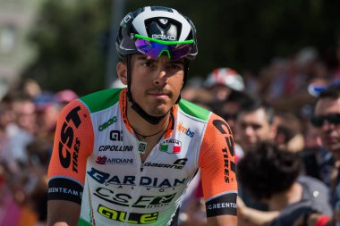 Pordenone, İtalya 27 Mayıs 2017: Profesyonel bisikletçi podyum imzalar başlamadan önce İtalya Bisiklet Turu 2017 zorlu dağ aşaması için otobüsten aktarılması Bardiani bos takımının.