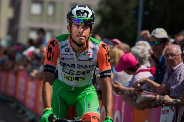 Pordenone, İtalya 27 Mayıs 2017: Profesyonel bisikletçi podyum imzalar başlamadan önce İtalya Bisiklet Turu 2017 zorlu dağ aşaması için otobüsten aktarılması Bardiani bos takımının.